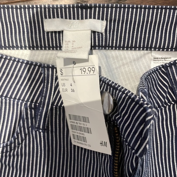 Striped and cuffed shorts - Picture 2 of 2